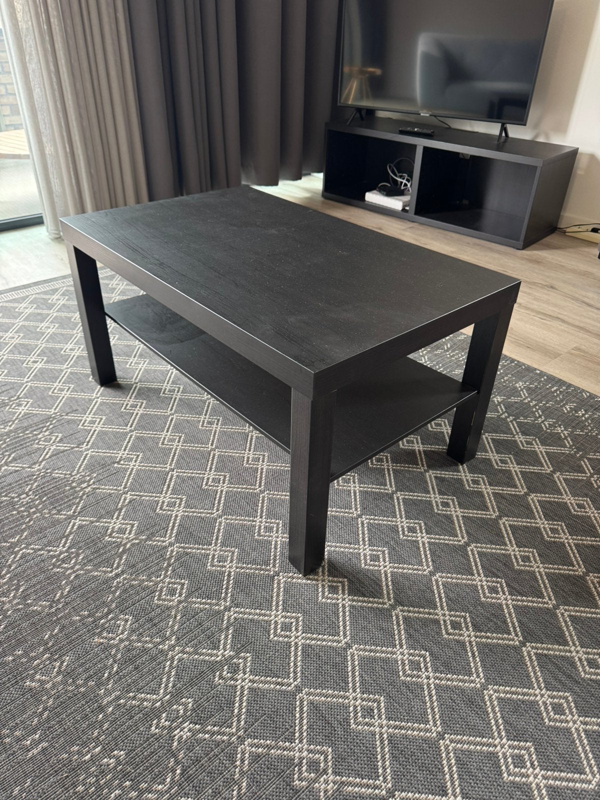 Zwarte salontafel met onderplank – 90 x 55 cm, Ophalen, Zo goed als nieuw, Rechthoekig, 50 tot 100 cm