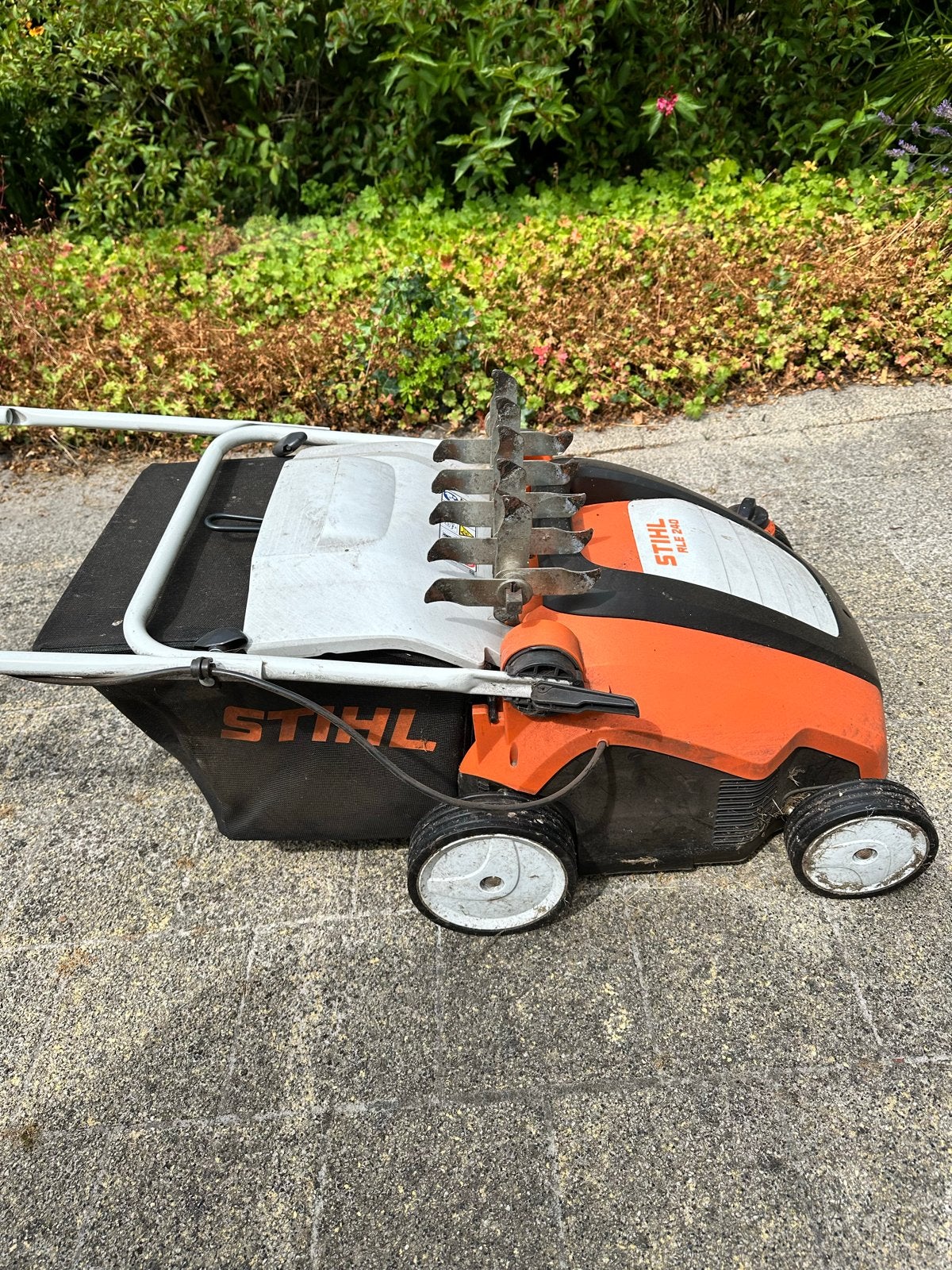 Stihl RLE 240 elektrische verticuteermachine, Ophalen, Gebruikt, Elektrische grasmaaier, Opvangzak