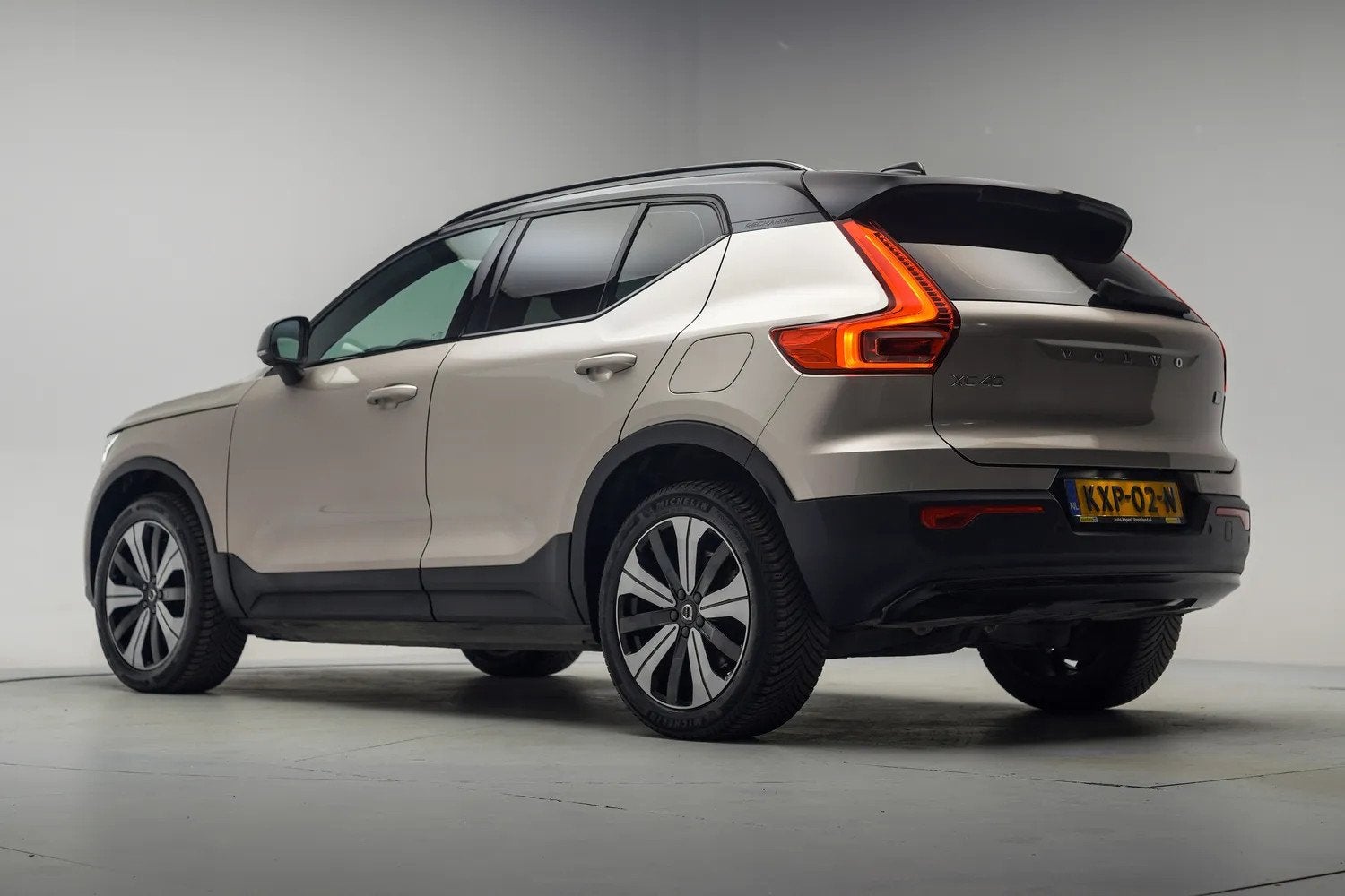 Volvo XC40 Recharge Plus [ Navi Camera Stoelverwarming ], Auto's, 0 cilinders, Gebruikt, Automatische klimaatregeling, 435 min
