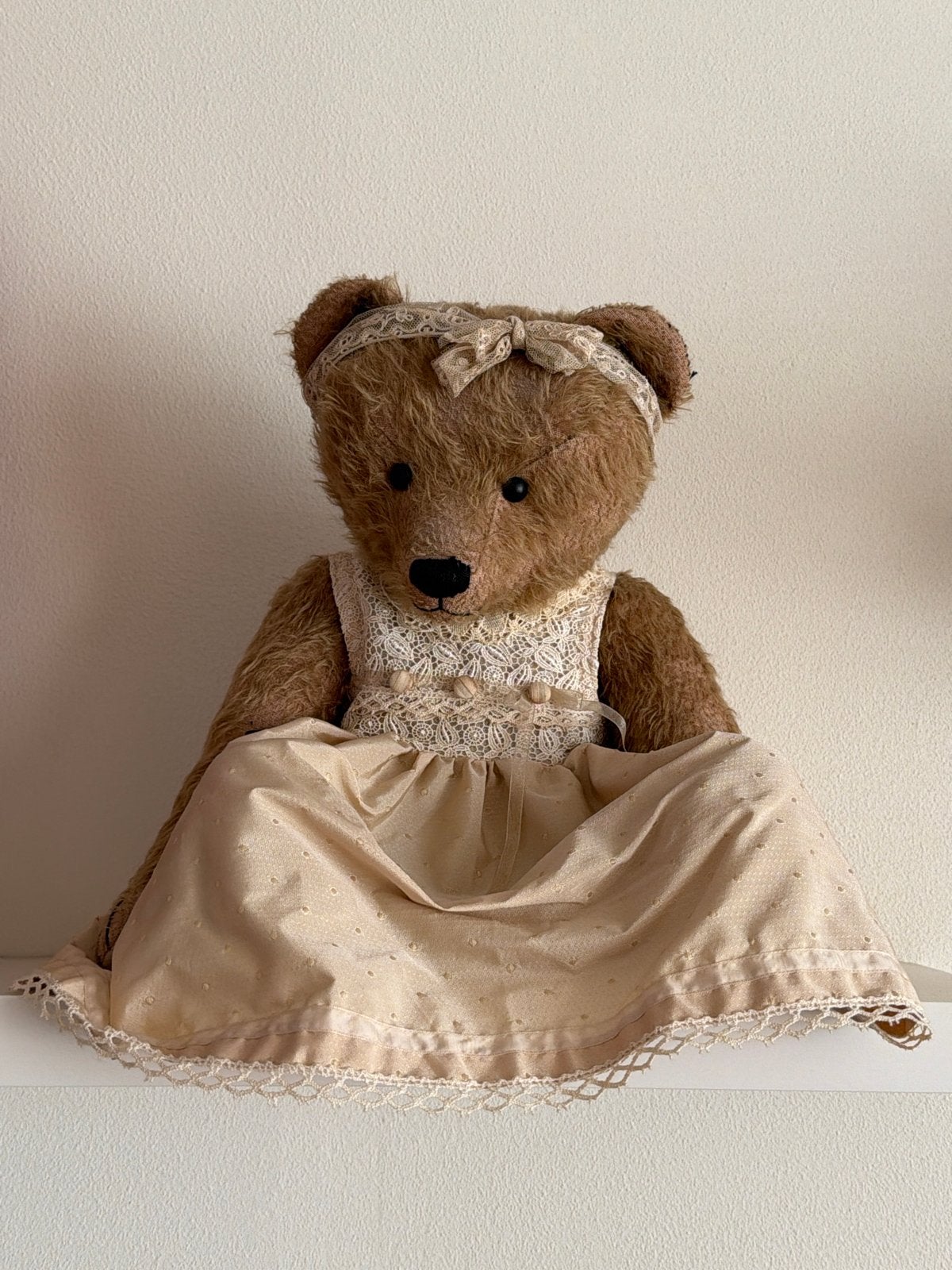 Antieke Teddybeer met Jurk en Hoofdband, Verzamelen, Ophalen of Verzenden, Zo goed als nieuw