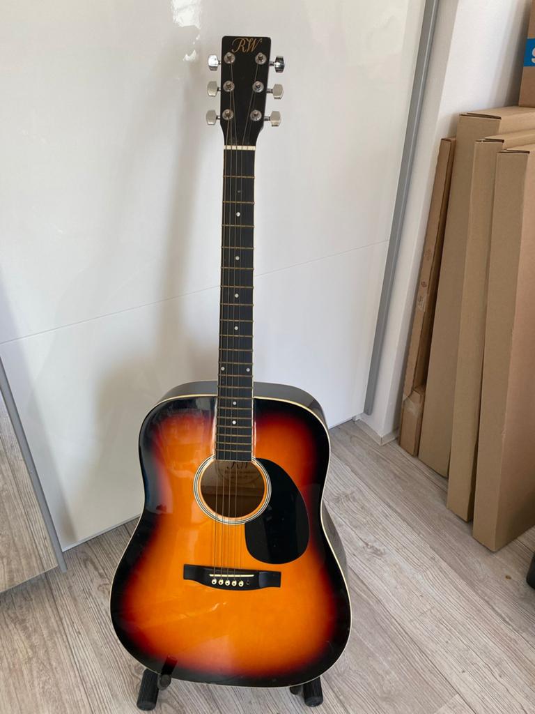 Akoestische gitaar met standaard - 1 snaar mist, Ophalen, Zo goed als nieuw, Klassieke of Spaanse gitaar