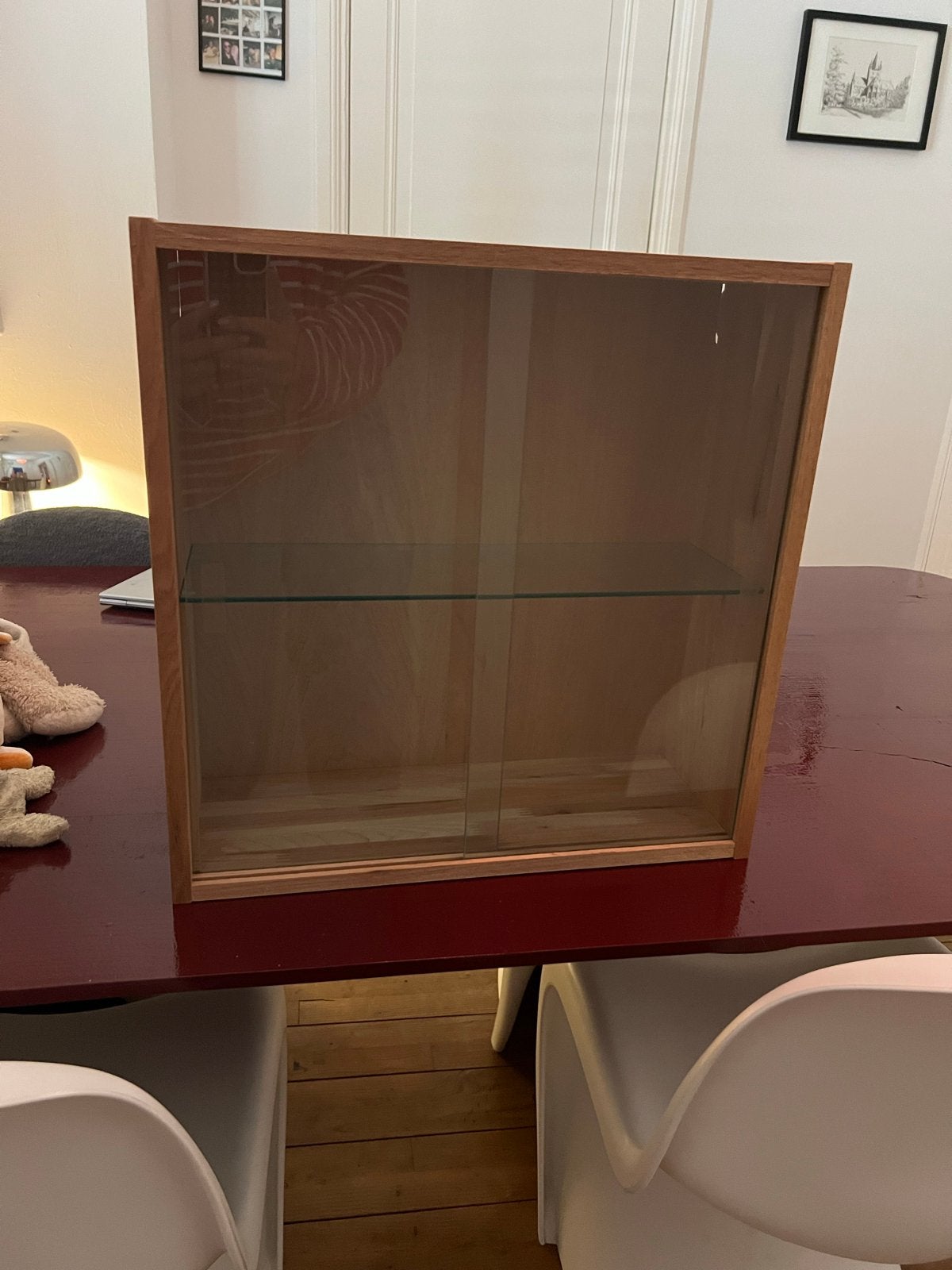IKEA JÄRNA Vitrinekast - Houten Displaykast met Glas, Huis en Inrichting, Kasten | Vitrinekasten, Ophalen, Zo goed als nieuw, 25 tot 50 cm