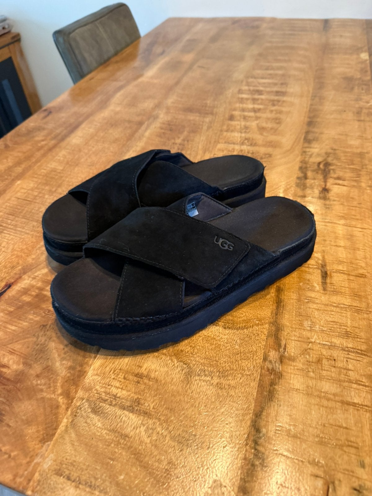 Ugg Goldenstar Cross Slide maat 41 zwart suède, Kleding | Dames, Slippers, Zwart, Ophalen of Verzenden, Zo goed als nieuw