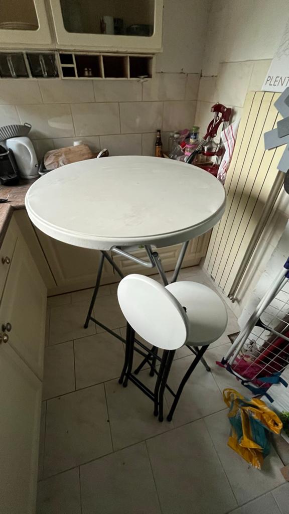 Hoge tafel met 2 krukken - ideaal voor binnen/buiten, Kunststof, Gebruikt, 100 tot 150 cm, Rond
