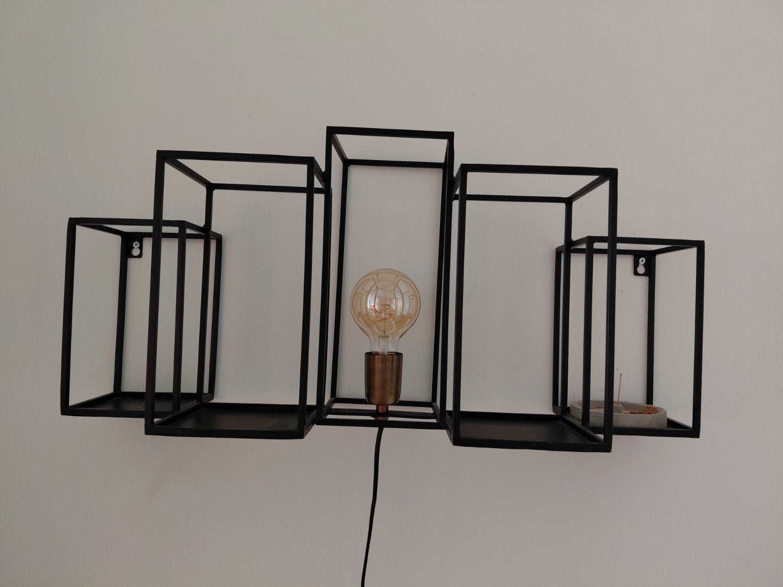 Zwart metalen wandrek met industriële lamp, Huis en Inrichting, Woonaccessoires | Wandplanken en Boekenplanken, Ophalen, Zo goed als nieuw