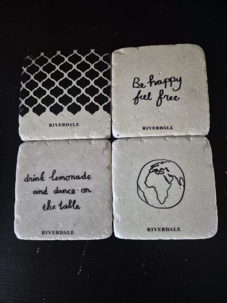 Set van 4 nieuwe stenen onderzetters Riverdale, Ophalen of Verzenden, Glas of Kopje