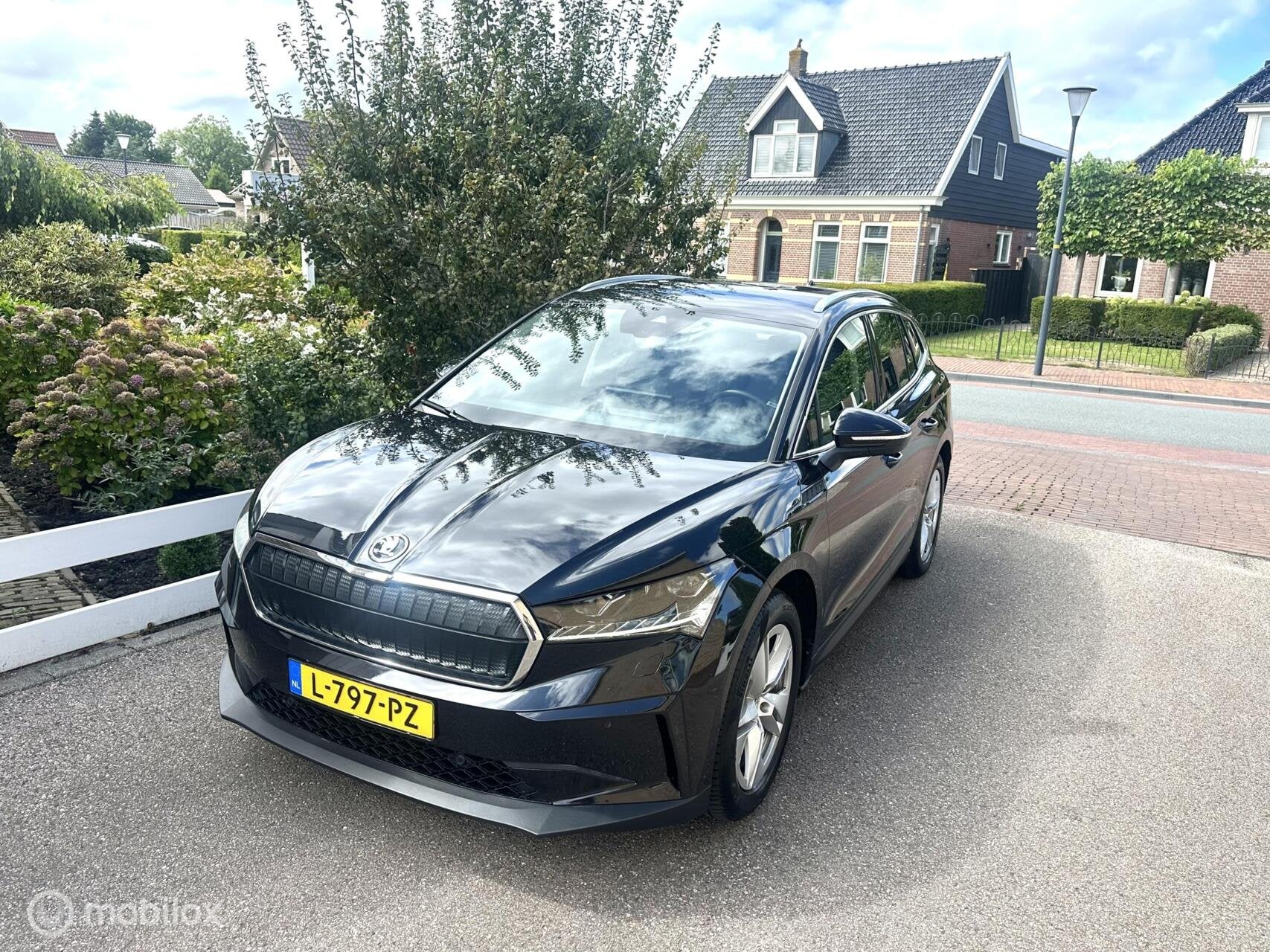 Skoda Enyaq iV 80 SOH 92% CARPLAY WEGKLAPBARE TREKHAAK STUUR, Auto's, Parkeersensor, Gebruikt, Zwart, Origineel Nederlands