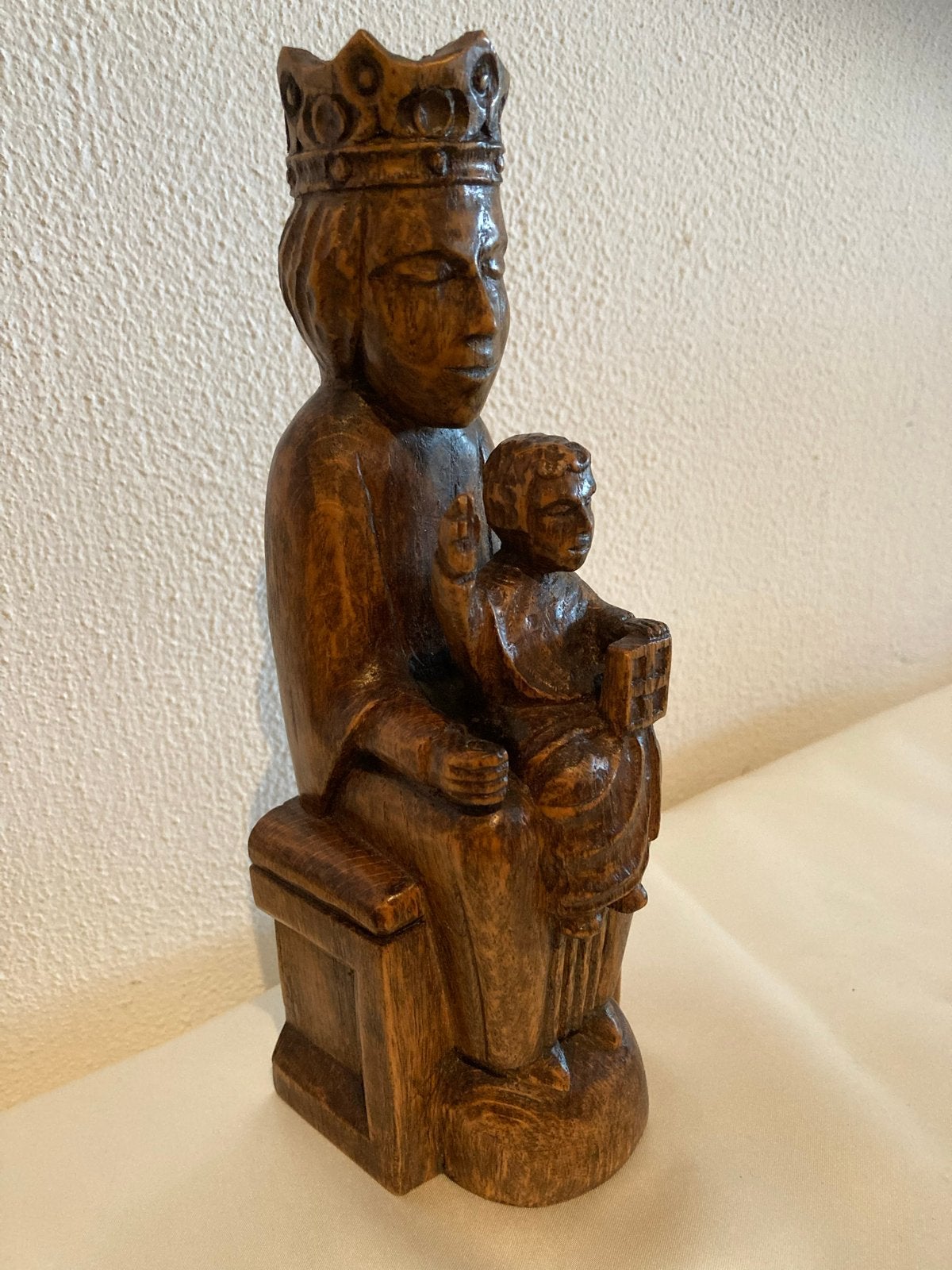 Gesigneerde Maagd van Montserrat, tronende Madonna, Antiek en Kunst, Ophalen of Verzenden, Beeld, Hout, Bruin