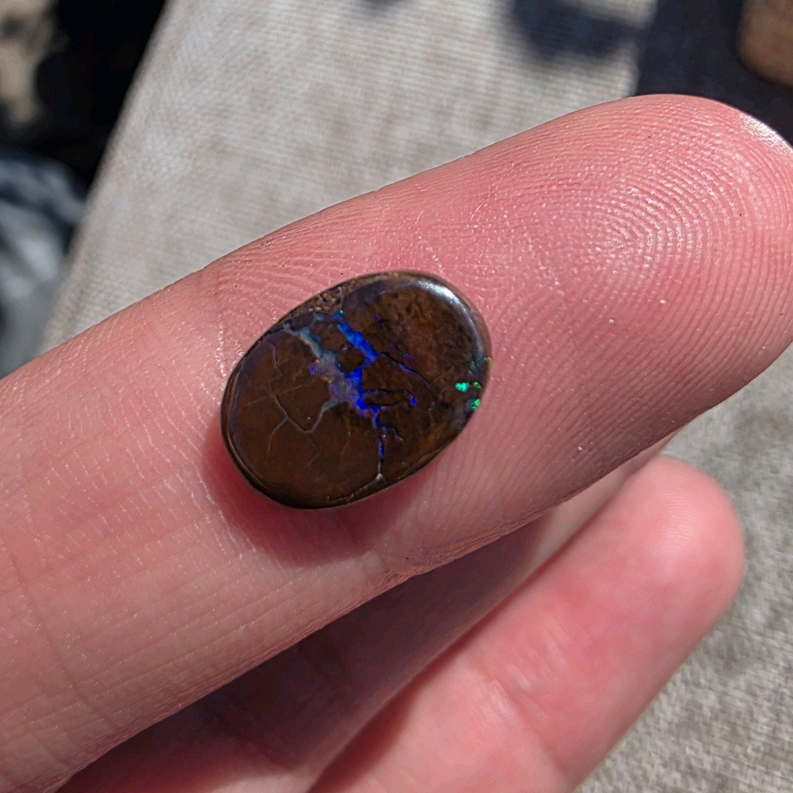Koroit boulder opaal cabochon – 2,75 ct – blauw/groene flash, Ophalen of Verzenden