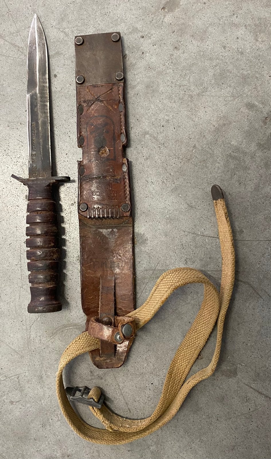 US M3 Camillus dolk met Mils M6 lederen schede, Verzamelen, Ophalen of Verzenden, Landmacht, Amerika, Mes of Dolk