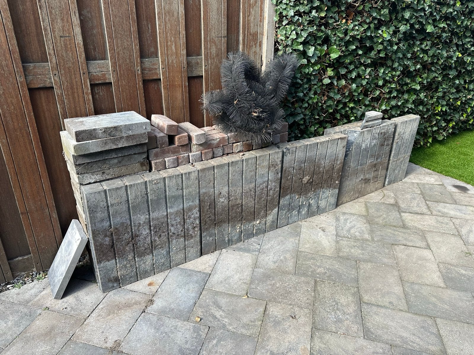 GRATIS Betonnen opsluitbanden - 4 hele en 3 reststukken, Ophalen, Gebruikt, Beton, Overige typen