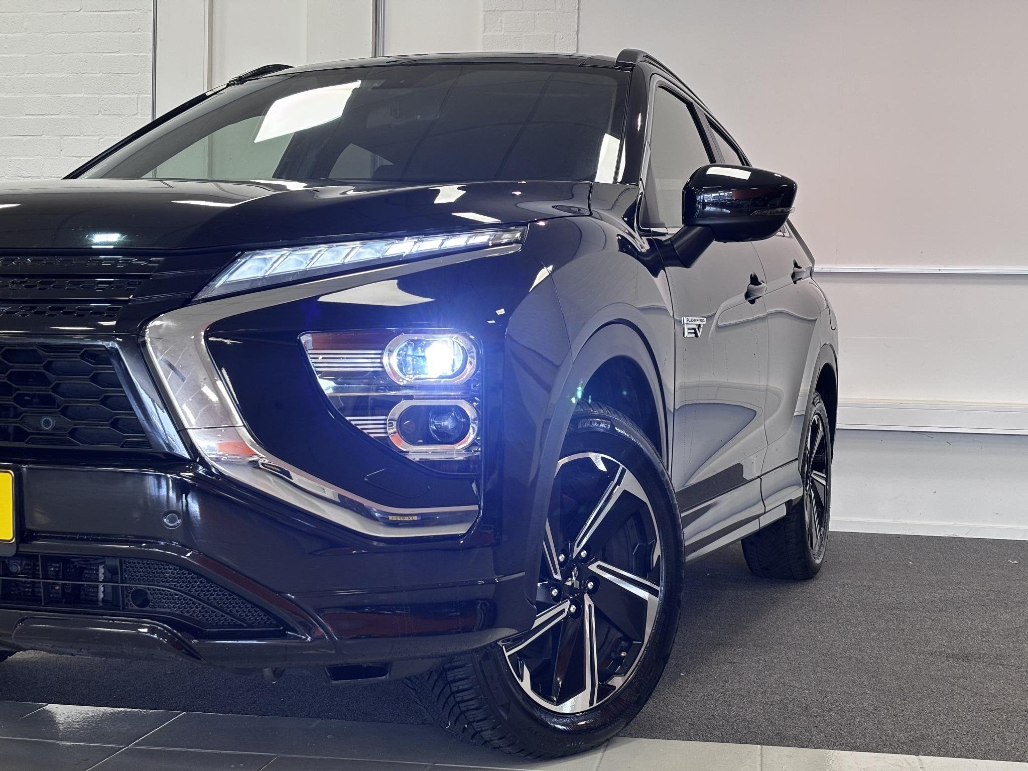 Mitsubishi Eclipse Cross 2.4 PHEV Instyle | Leder | Panorama, Automaat, 188 pk, 14 kWh, 4 cilinders