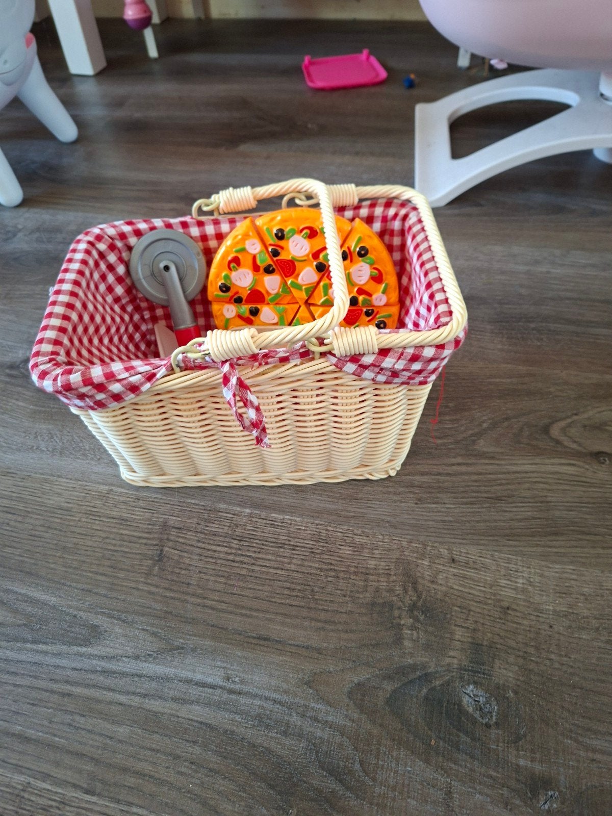 picknickmandje met pizza en brood, Ophalen