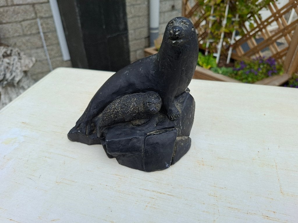 schitterende zware speksteen eskimo met zeehond, Verzamelen, Ophalen of Verzenden, Zo goed als nieuw, Mens