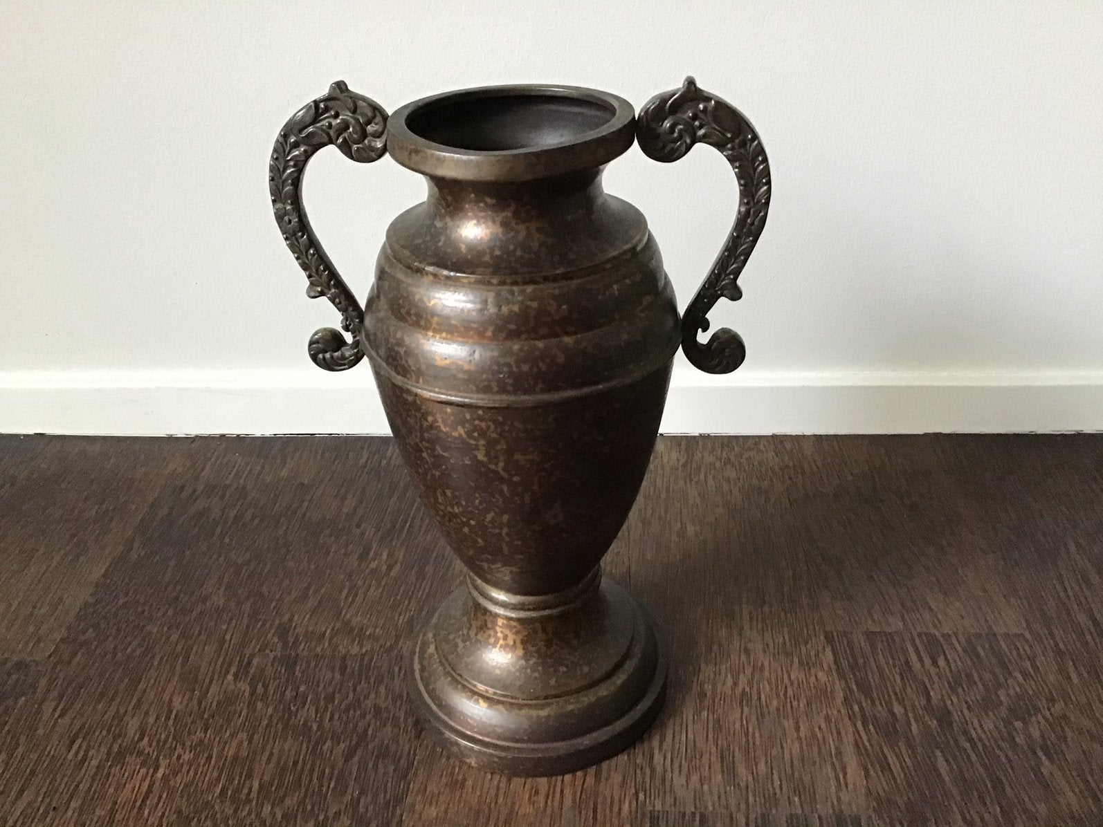 Oude bronskleurige ijzeren/zinken vaas met gravering, Ophalen of Verzenden