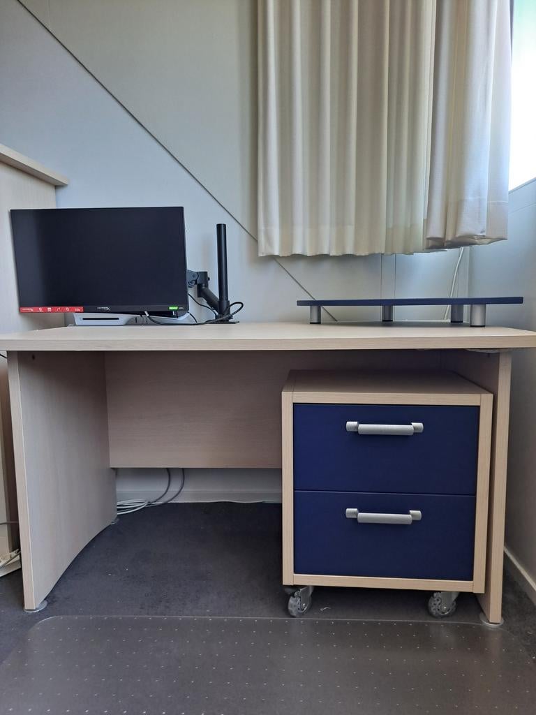 Mooi bureau met ladeblok (excl scherm), Ophalen