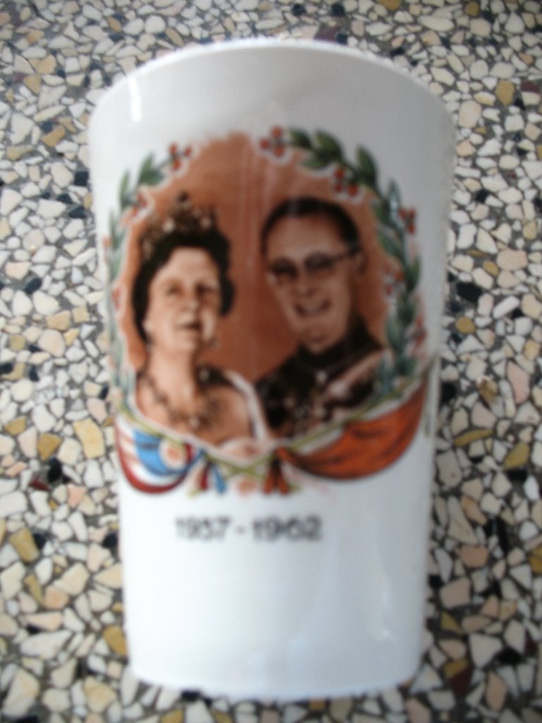 Oude beker Juliana en Bernhard 25 jaar Huwelijk 1937-1962, Verzamelen, Ophalen of Verzenden, Zo goed als nieuw, Kaart, Foto of Prent