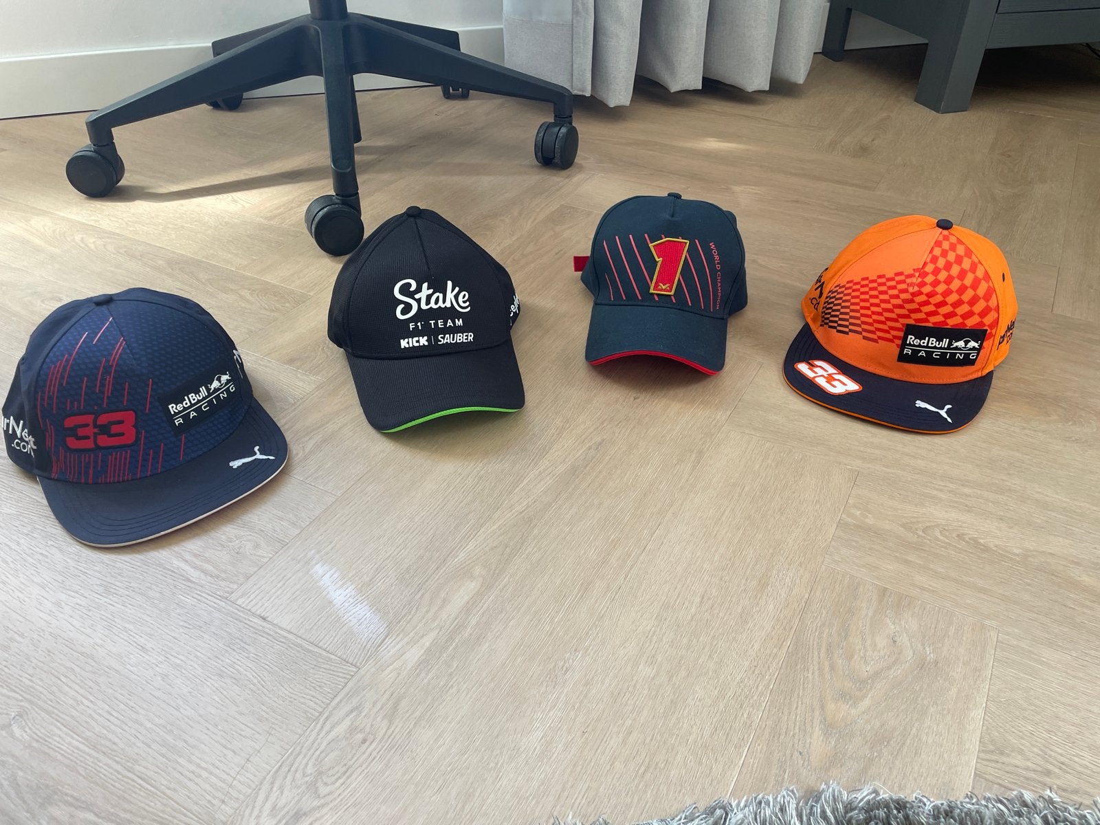 Formule 1 Petten Collectie: Max Verstappen & Stake Sauber, Ophalen of Verzenden, Zo goed als nieuw, One size fits all, Pet