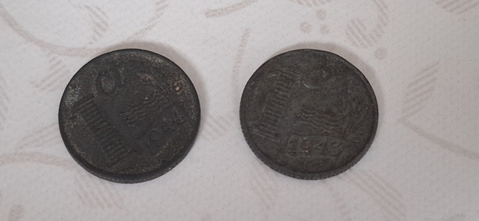 Twee oude Nederlandse munten - 1 cent uit 1943 en 1944, Ophalen of Verzenden, Koningin Wilhelmina, 10 cent, Losse munt