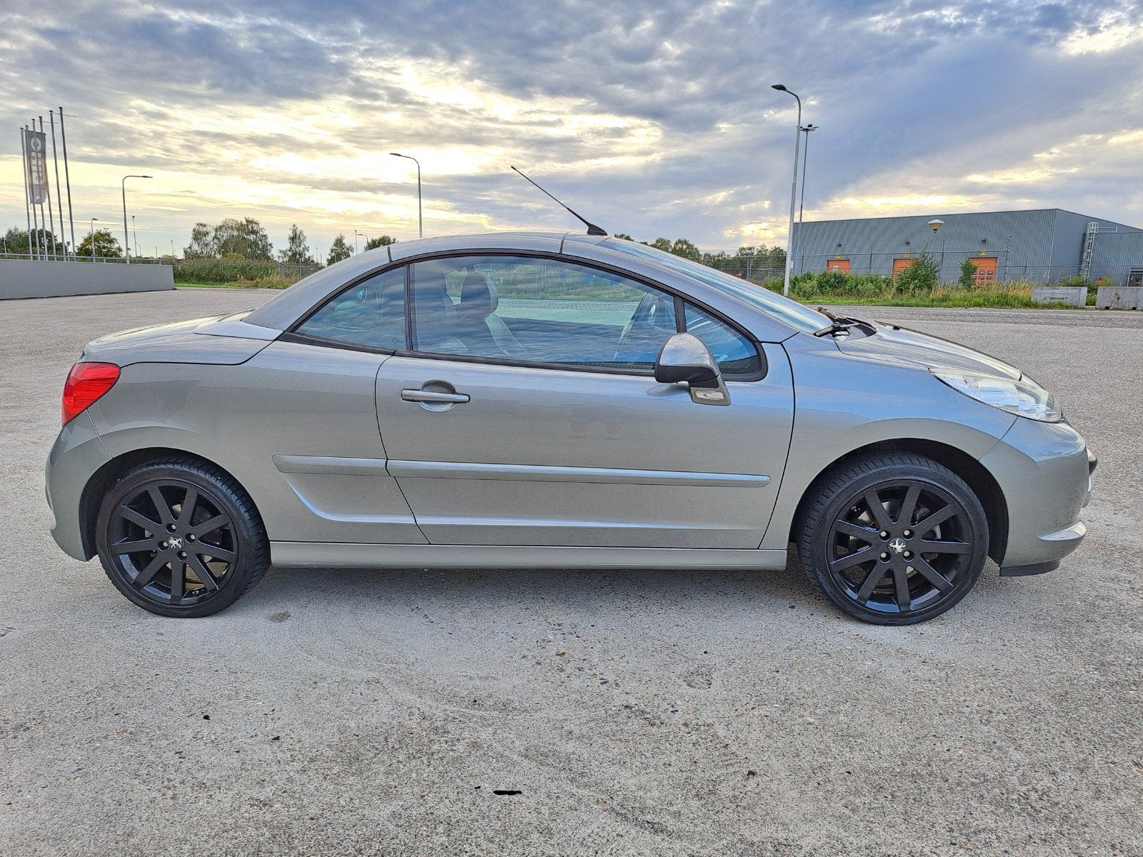 Peugeot 207 1.6 16V CC 88KW 2008 Rood, Auto's, Voorwielaandrijving, 15 km/l, Beige, 4 cilinders