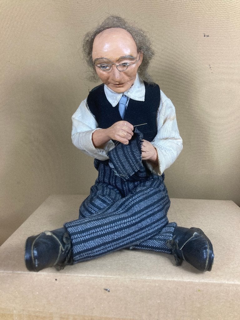 Aardewerk popje van kleermaker in typische kleermakerszit, --, Ophalen of Verzenden, Zo goed als nieuw, --