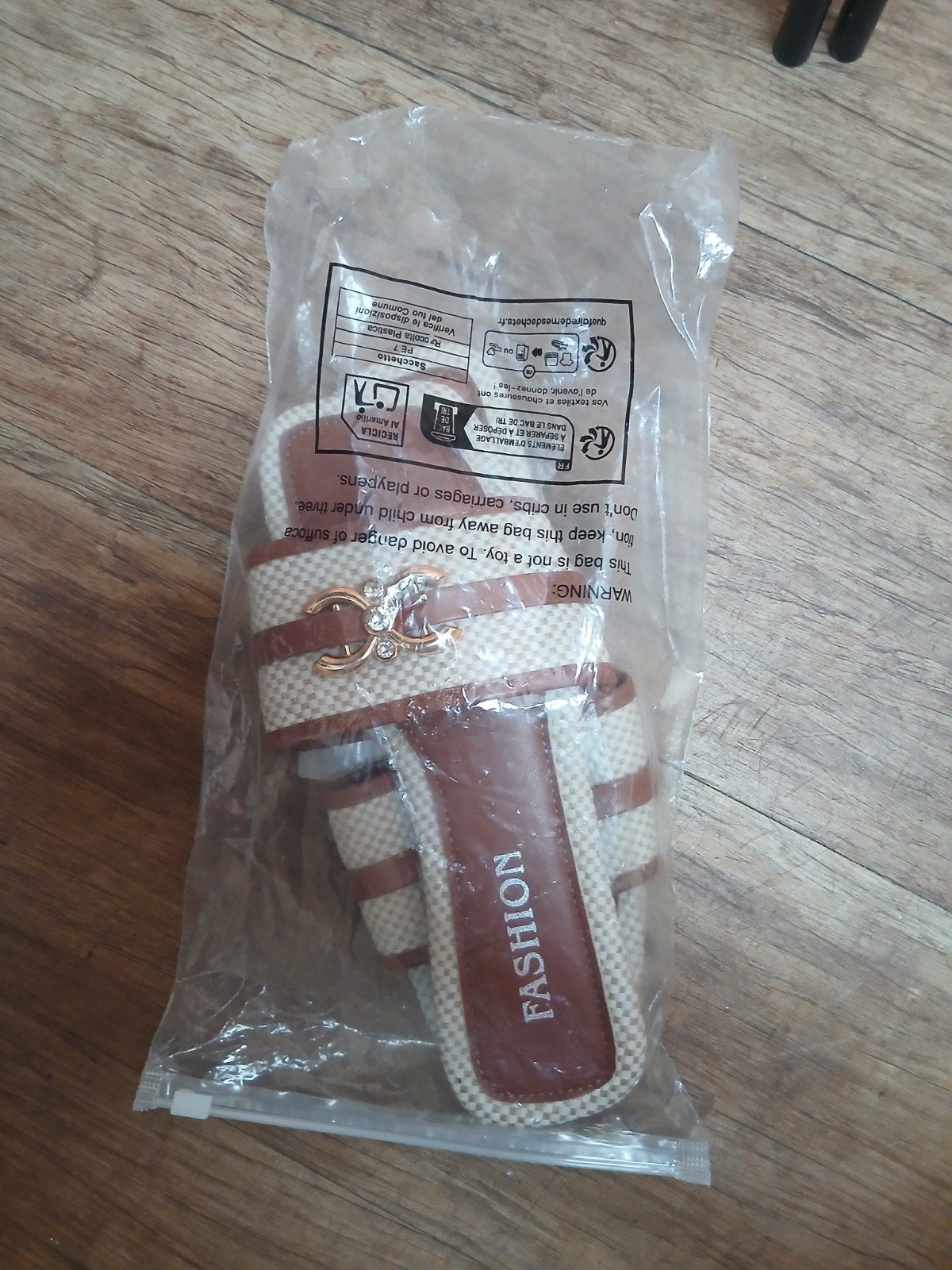 Nieuwe bruine slippers met gouden detail - Maat 36, Ophalen, Nieuw, Bruin, Slippers