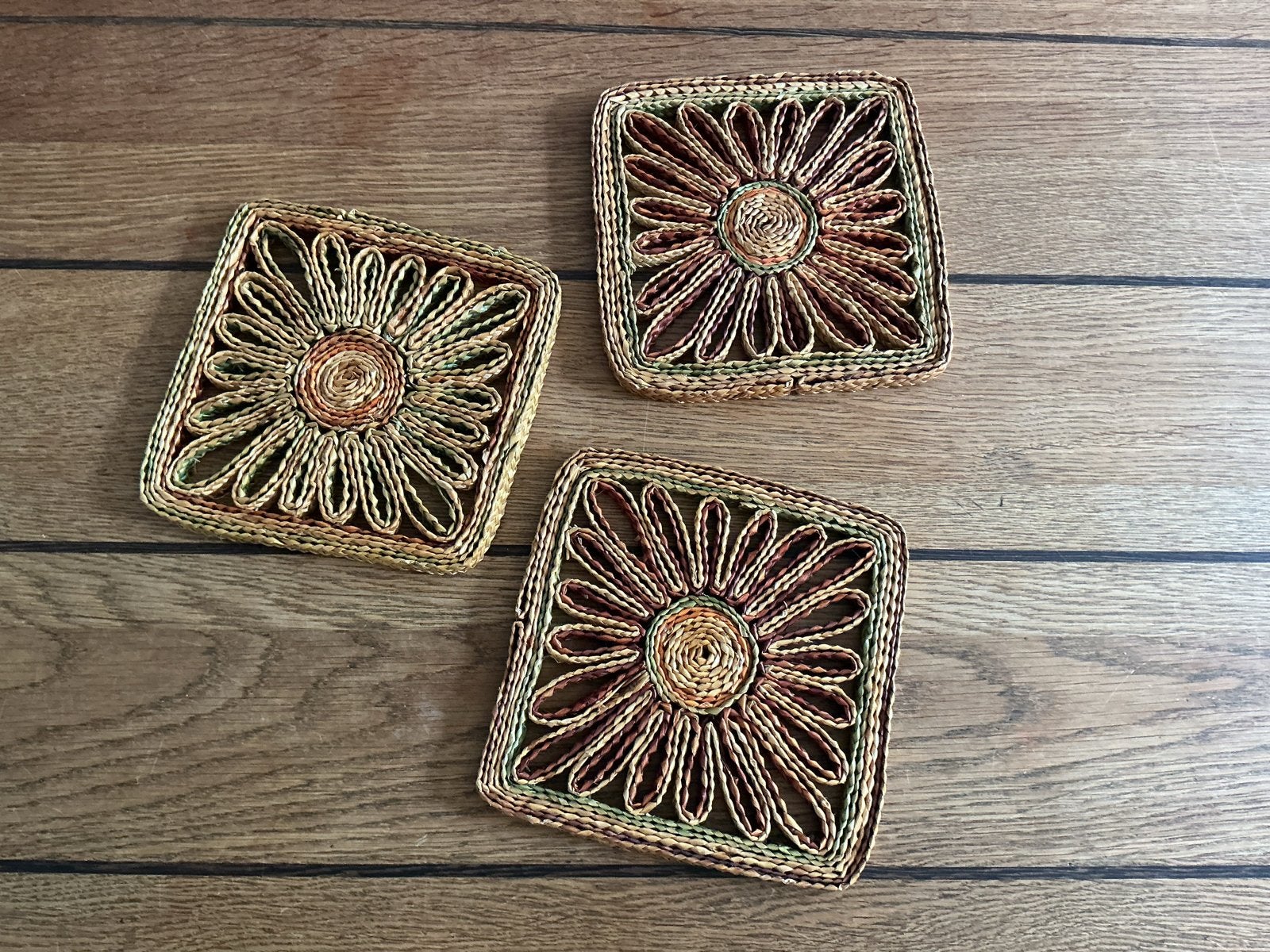 3 Vintage Riet Onderzetters - Bloemenpatroon rieten vintage, Vintage, Gebruikt, Meerkleurig, Ophalen of Verzenden