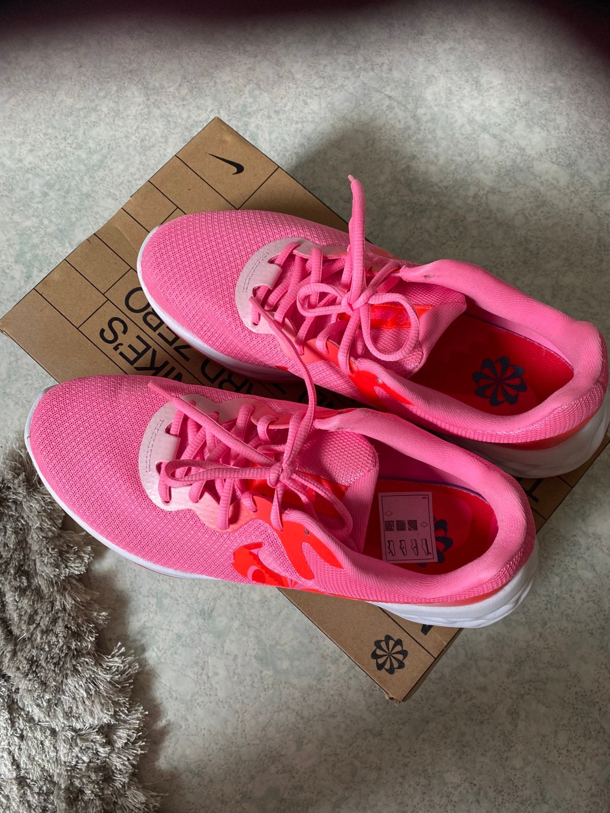 Nike Revolution mt 42 pink glow nieuw, Sport en Fitness, Loopsport en Atletiek, Verzenden, Zo goed als nieuw, Hardlopen, Hardloopschoenen