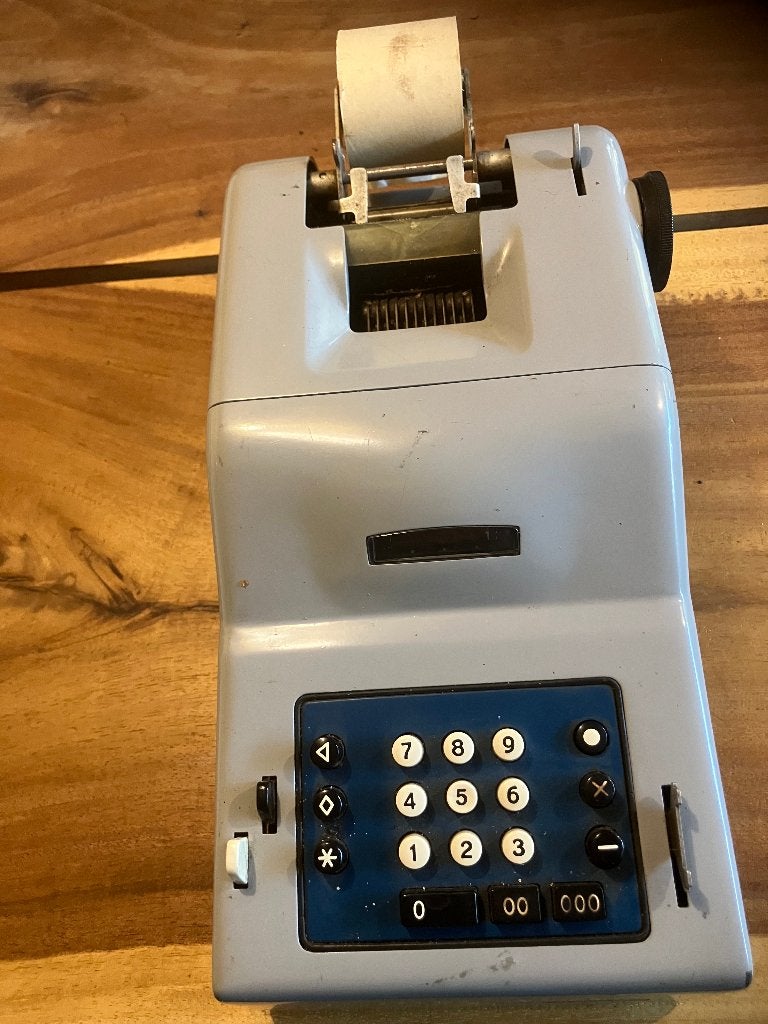Ouderwetse mechanische rekenmachine Olivetti, Ophalen of Verzenden
