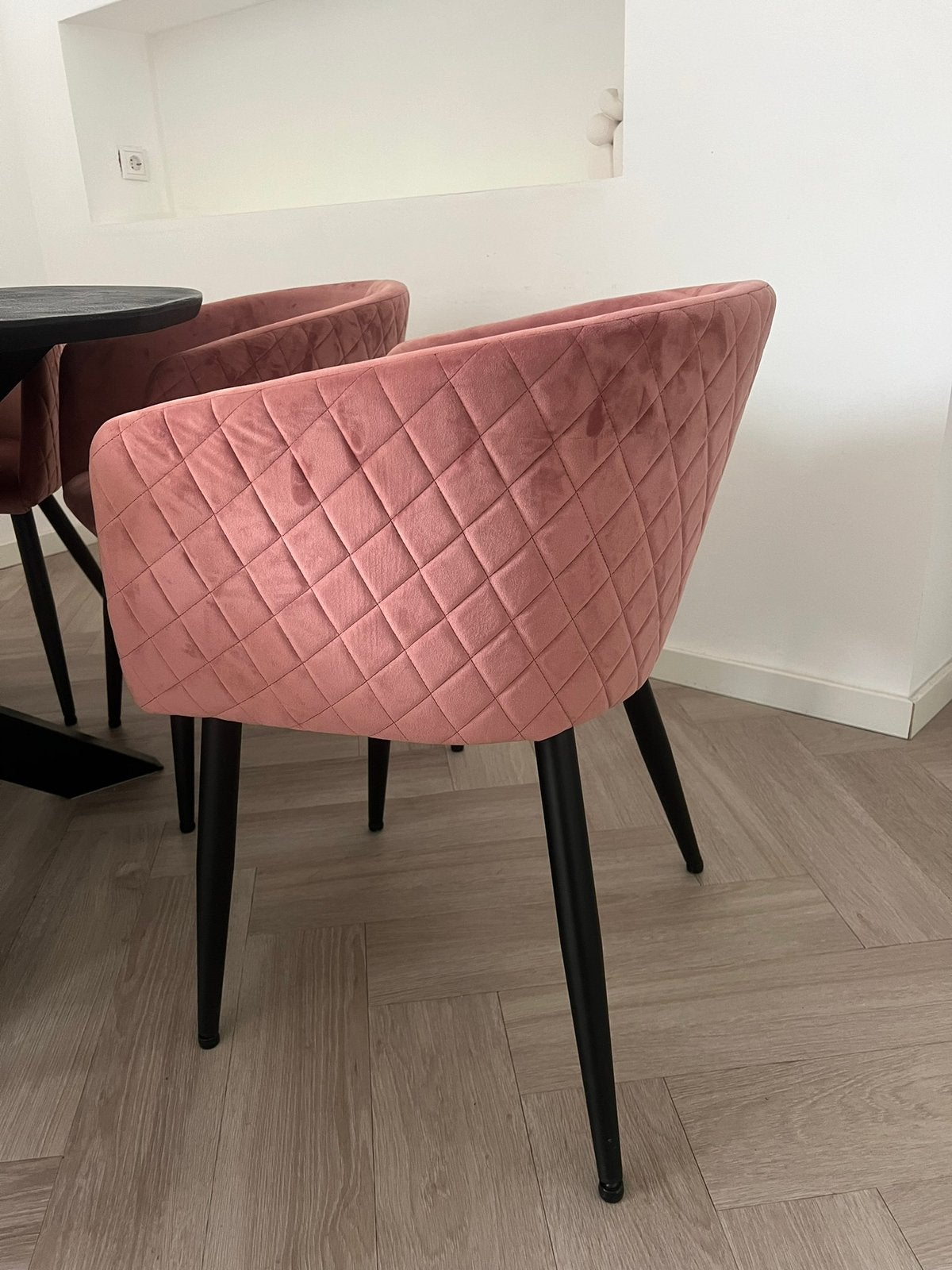 Foto 6 van Ronde zwarte eettafel mangohout met 5 oudroze kuipstoelen