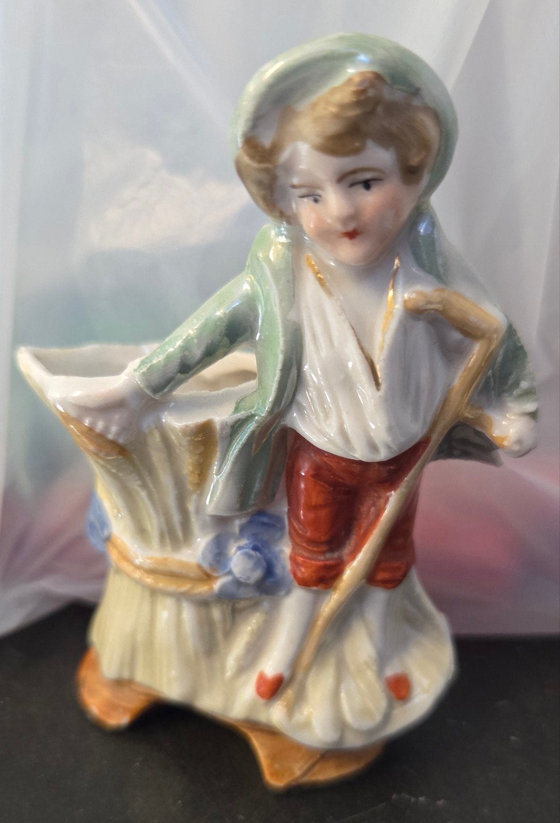 Vintage porseleinen beeldje van jongen met strooien mand, Ophalen of Verzenden