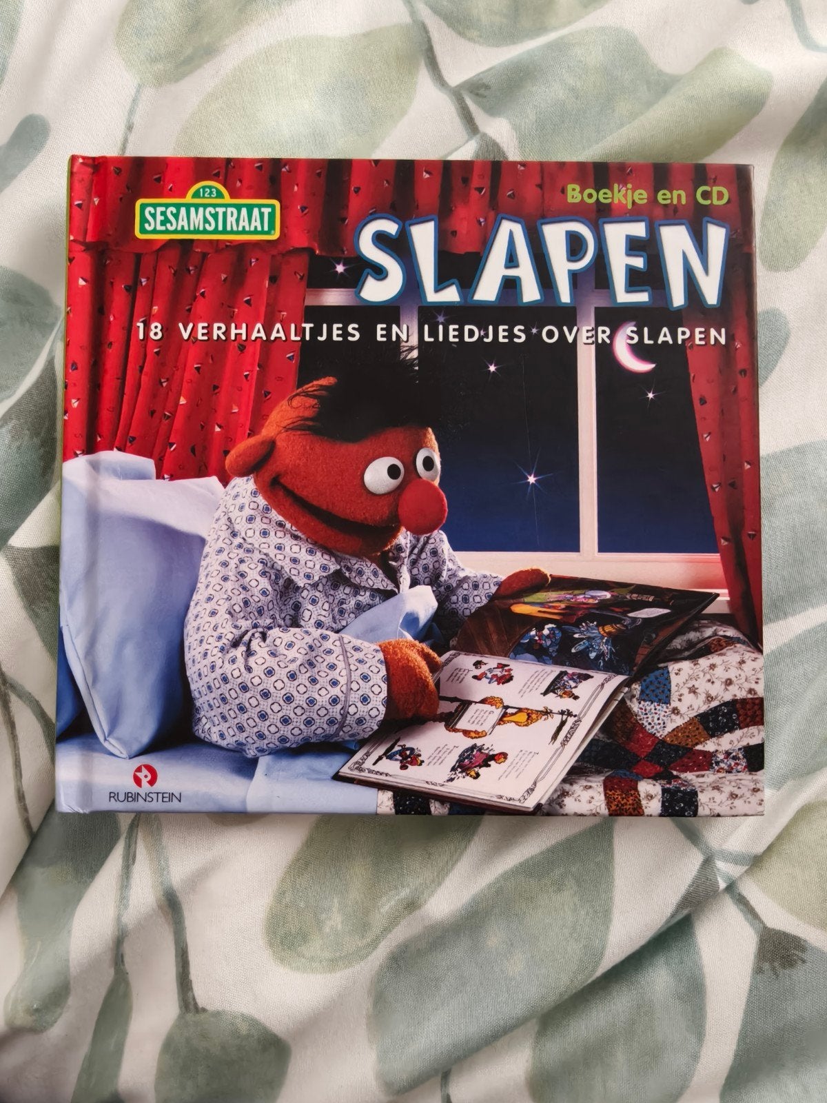 Sesamstraat Slapen Boekje en CD - 18 Verhaaltjes en Liedjes, Boeken, Ophalen of Verzenden