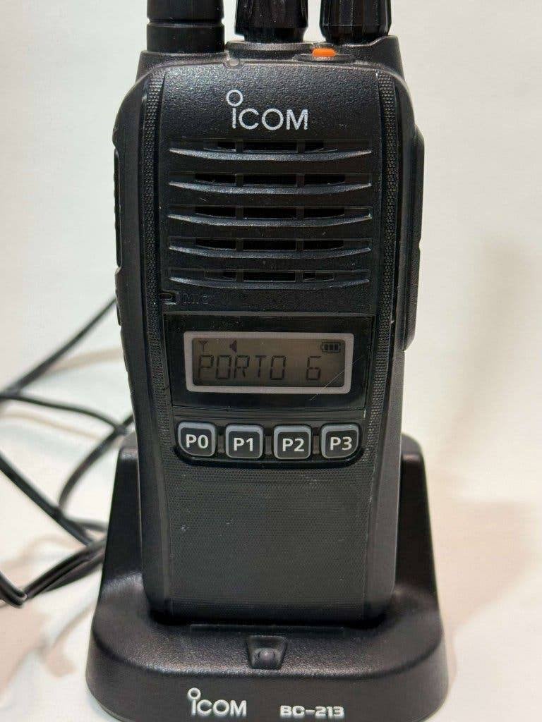 Icom IC-F1000S VHF IP67 5Watt portofoon met tafellader, Gebruikt, Telefoon, Ophalen of Verzenden, Guaestus Trading