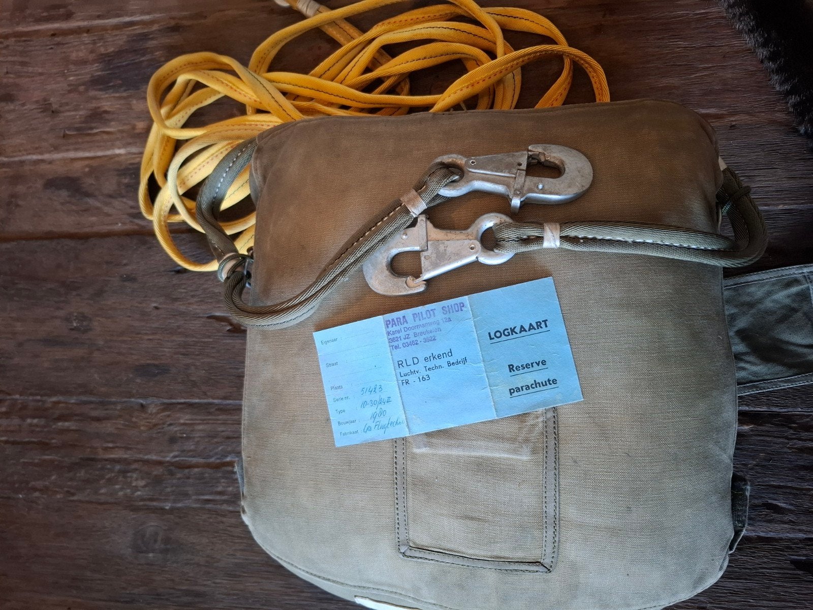 Dit is een Duitse fabrikaat reserve parachute, model 10-00/2, Ophalen of Verzenden, Landmacht, Duitsland