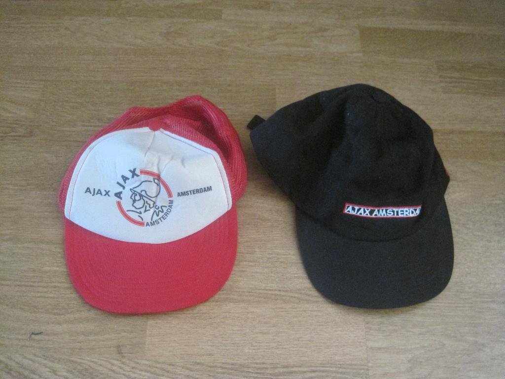 2 ajax petjes, Ophalen of Verzenden, Zo goed als nieuw, Ajax, Overige typen
