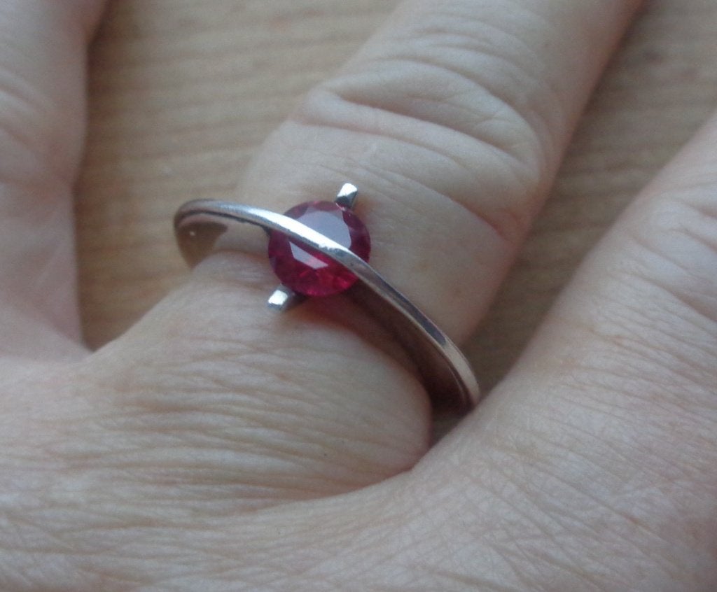 zilveren aparte design ring met rode steen [858], Verzenden, Zo goed als nieuw, 17 tot 18, Dame
