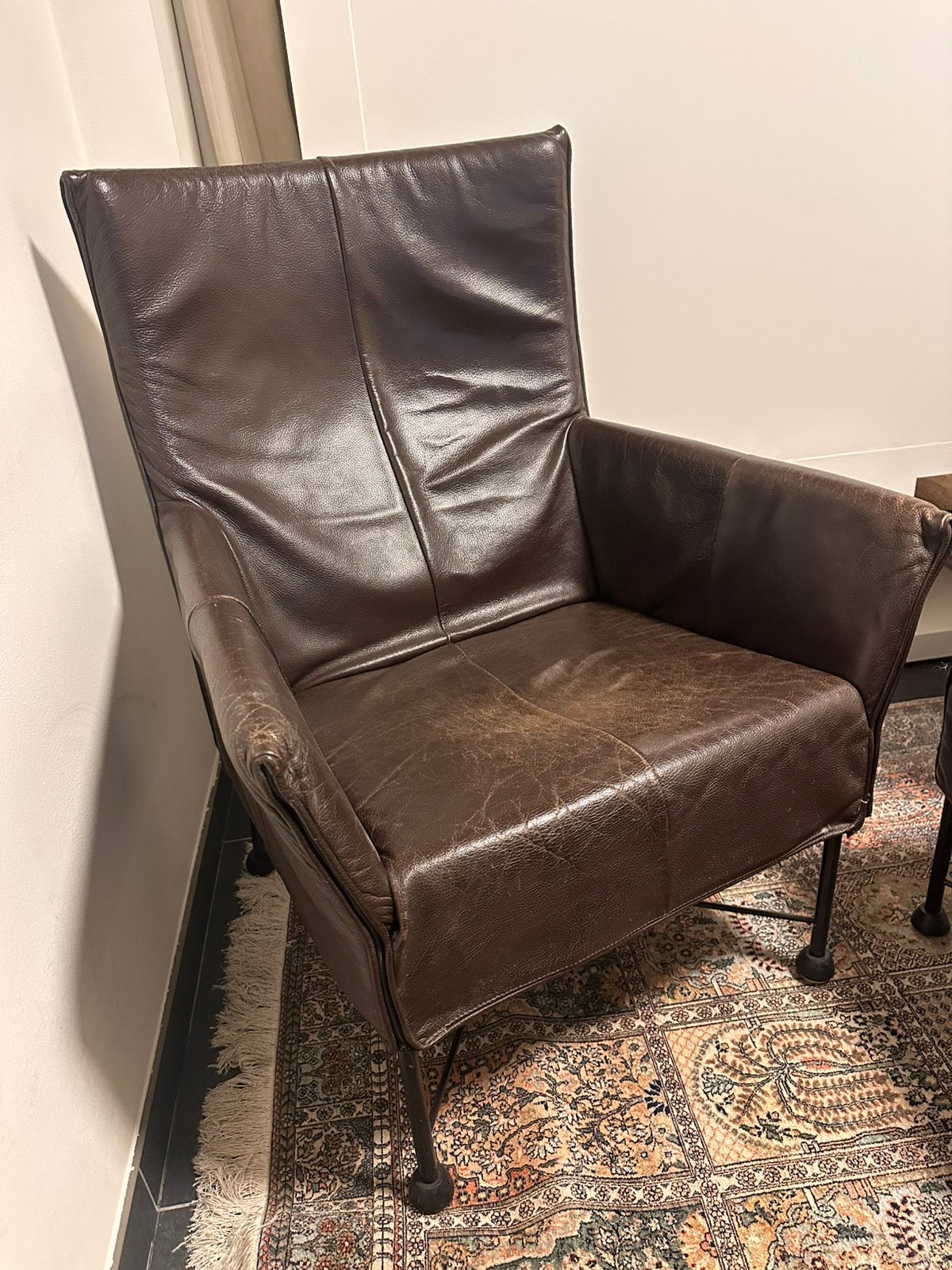 Twee donkerbruine leren Montis Charly Fauteuils, Huis en Inrichting, Ophalen, Gebruikt, Design: Montis Charly Fauteuils, 50 tot 75 cm