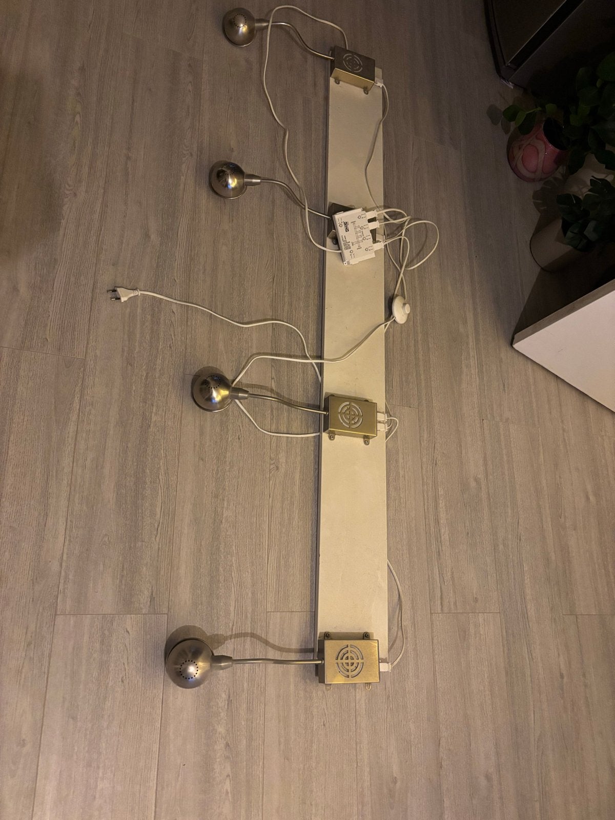 IKEA kastverlichting met 4 spots, Huis en Inrichting, Metaal, Gebruikt, Zilver, Verstelbaar