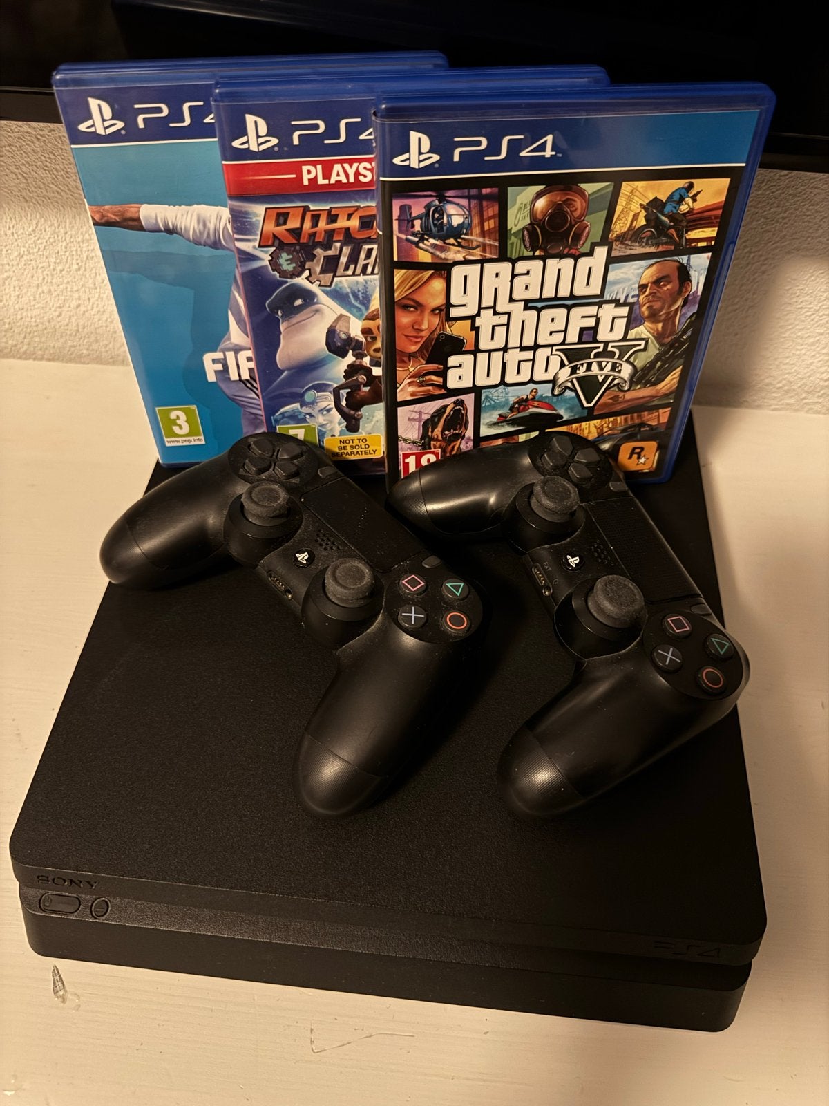 Playstation 4 met 2 controllers (waarvan 1 defect)