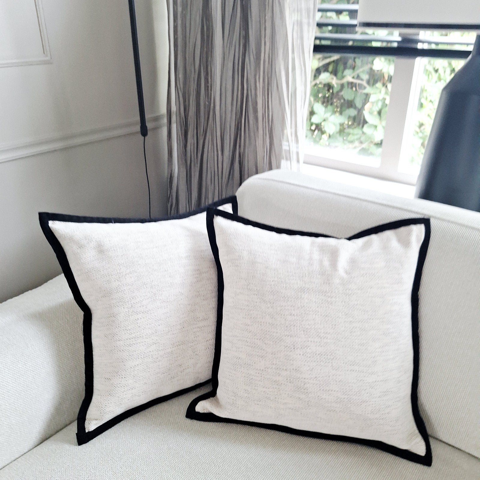 Set prachtige licht greige kussens met chique zwarte bies, Huis en Inrichting, Zwart, Vierkant, Nieuw, Ophalen of Verzenden