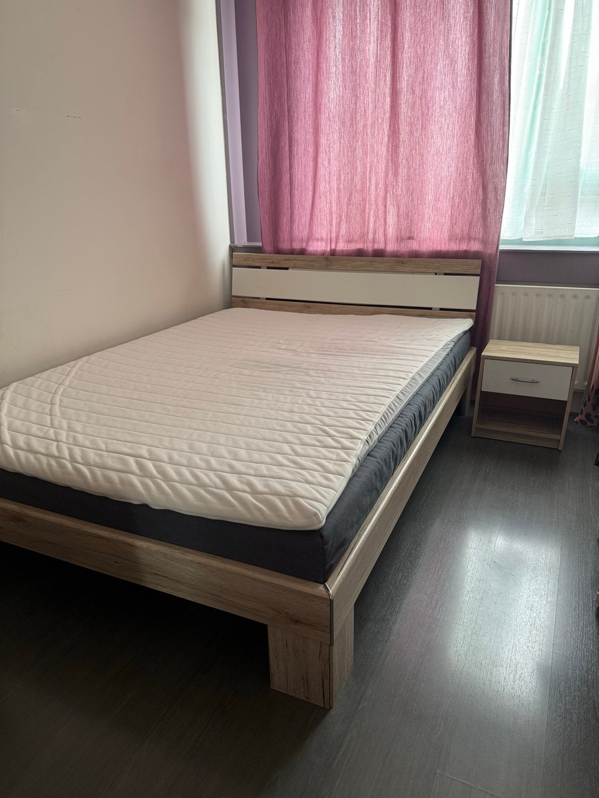 Bed 140x200 cm met IKEA Blåfjället matras en nachtkastje, Ophalen, Gebruikt, Wit, Tweepersoons