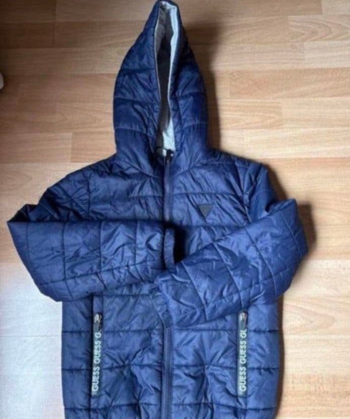 Guess kids stoere blauwe gewatteerde jas mt 128 ZGAN, Kinderen en Baby's, Ophalen of Verzenden, Zo goed als nieuw, Jongen, Jas