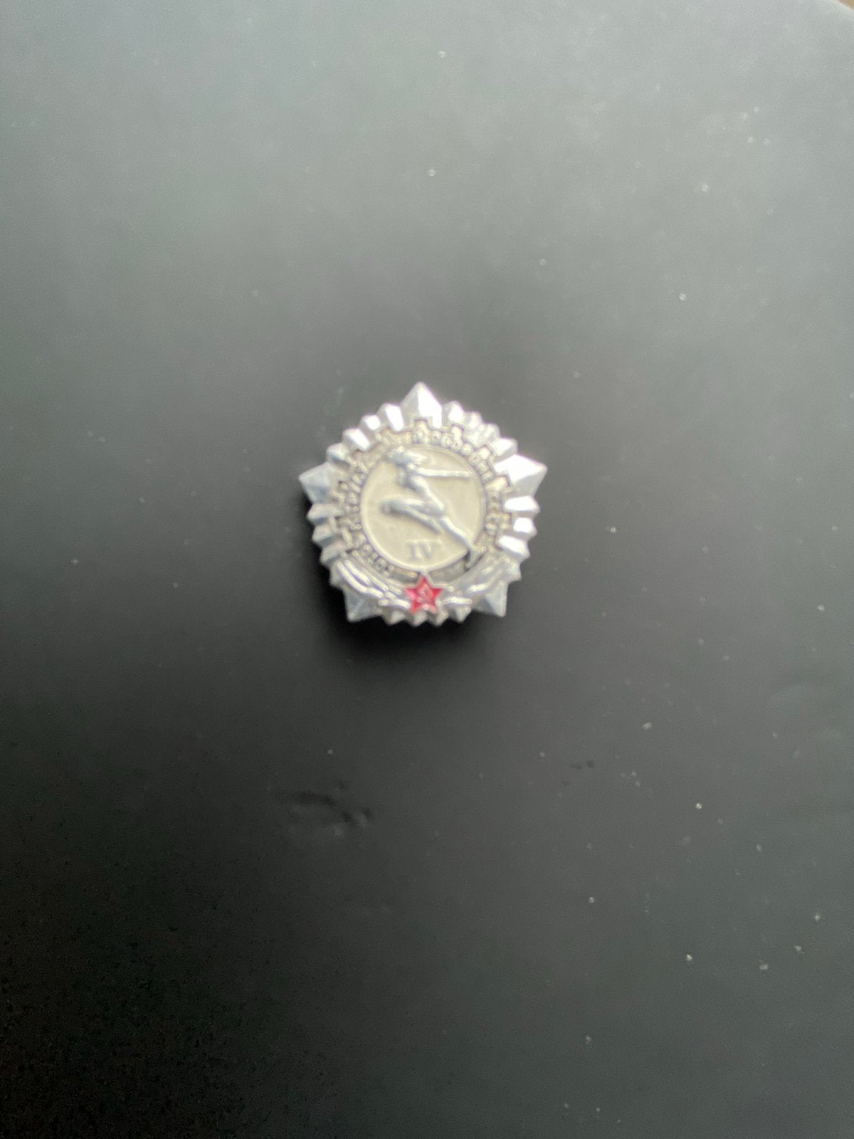 Vintage Sovjet Sportspeldje met Rode Ster, Ophalen of Verzenden, Gebruikt, Sport, Speldje of Pin