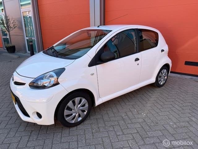 Toyota Aygo 1.0 VVT-i Now 5 DRS APK 03-2027 KM NAP, Auto's, Voorwielaandrijving, Stof, Gebruikt, Zwart