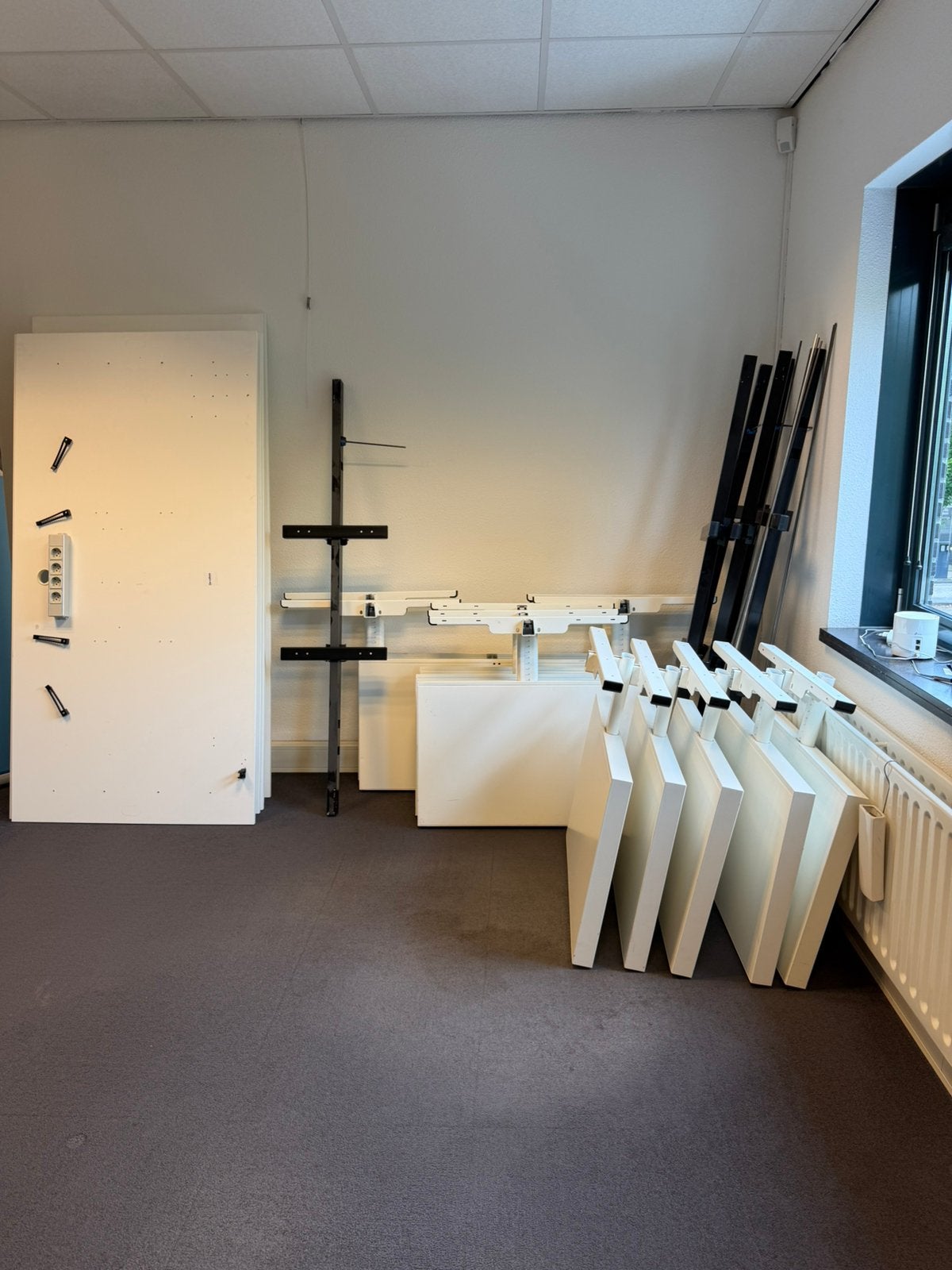 Bureau’s - MOET WEG, Huis en Inrichting, Bureaus, Gebruikt, In hoogte verstelbaar, Ophalen