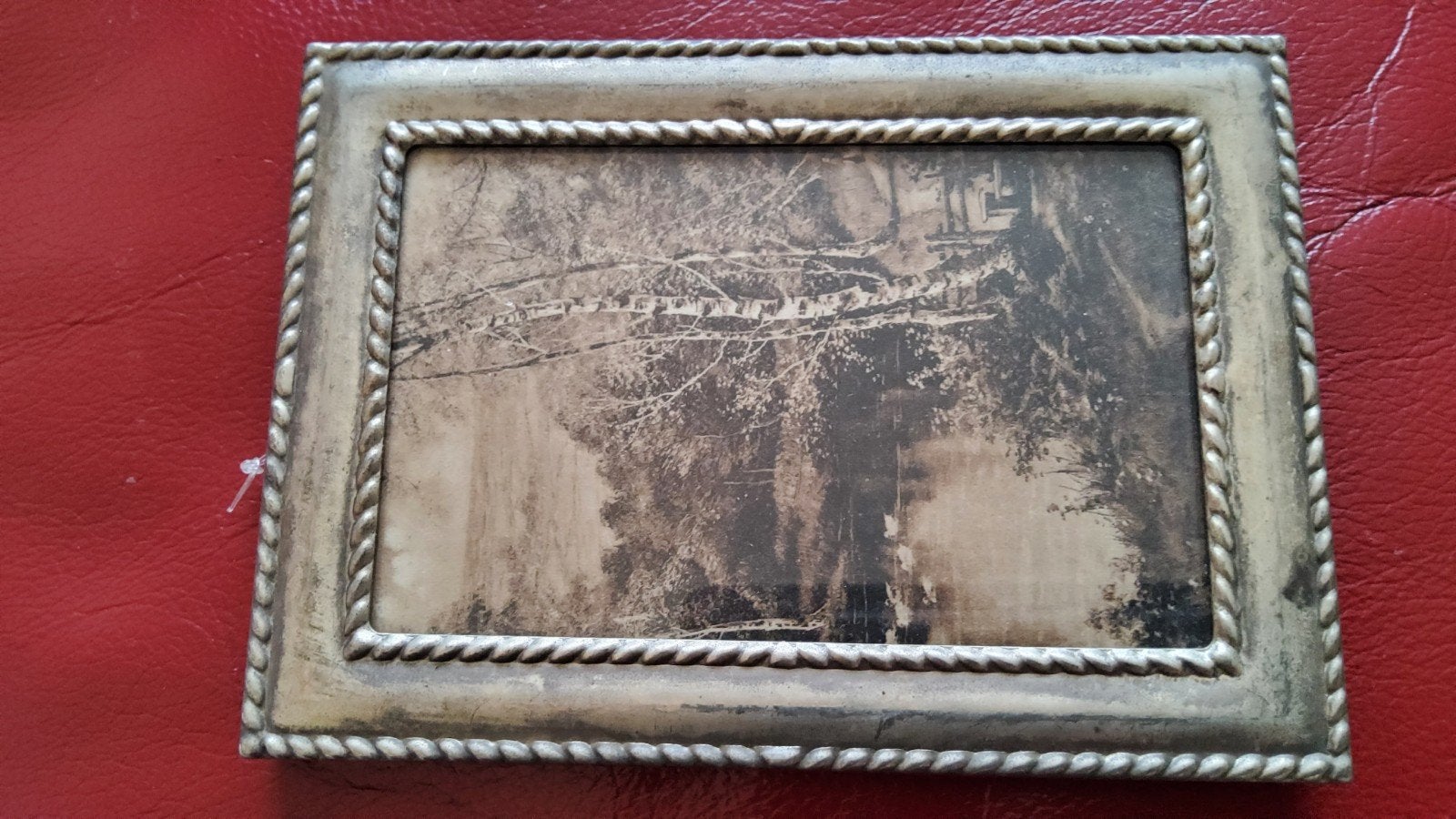 Vintage klein zilver kleur fotolijstje brede bewerkte randen, Ophalen of Verzenden