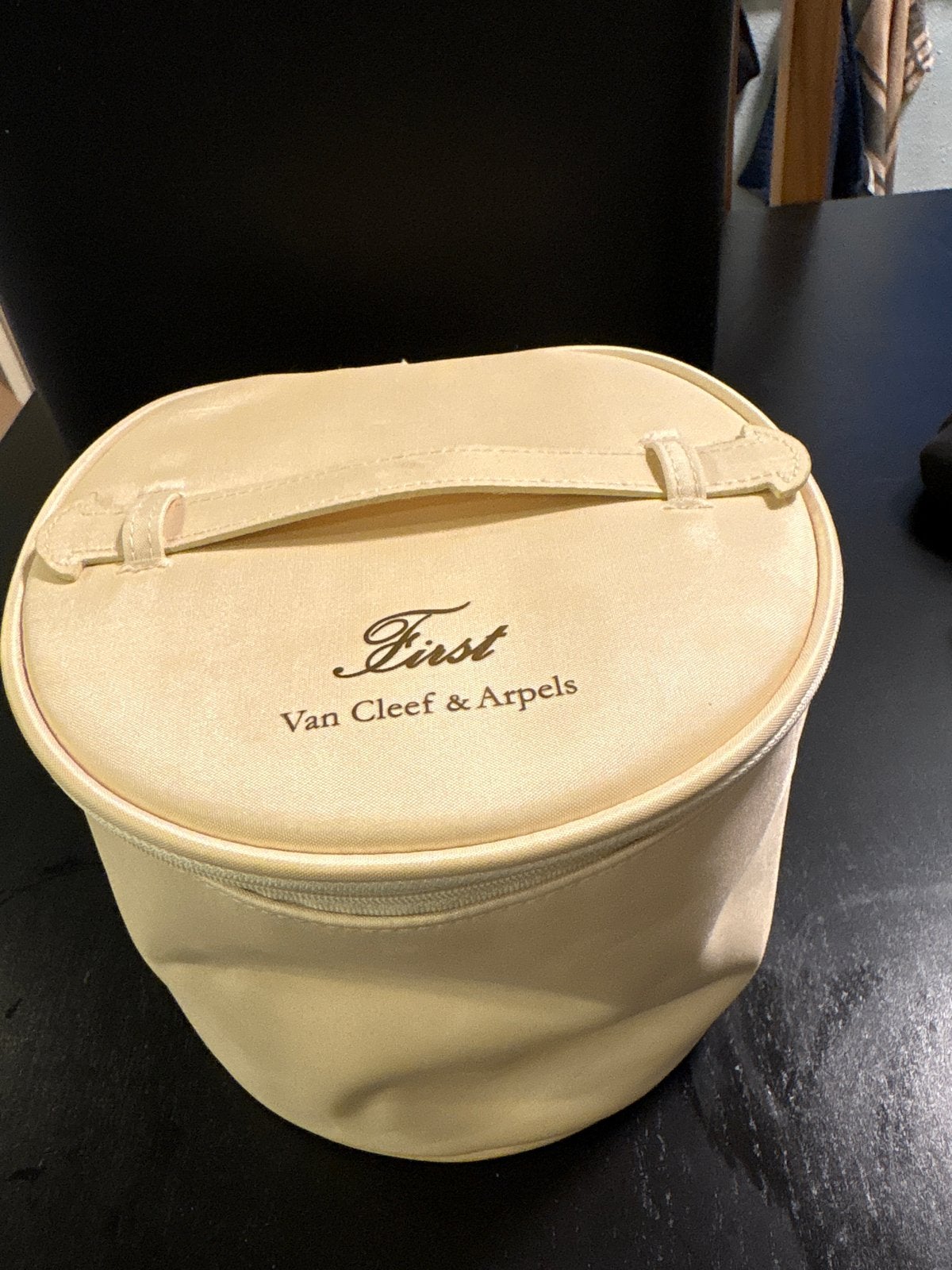 Van Cleef & Arpels First Make-up Tasje met Spiegel, Ophalen, Softcase, Beige, Zo goed als nieuw
