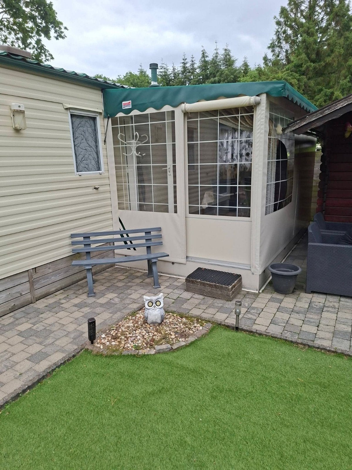 Gezellige stacaravan met aanbouw en tuin