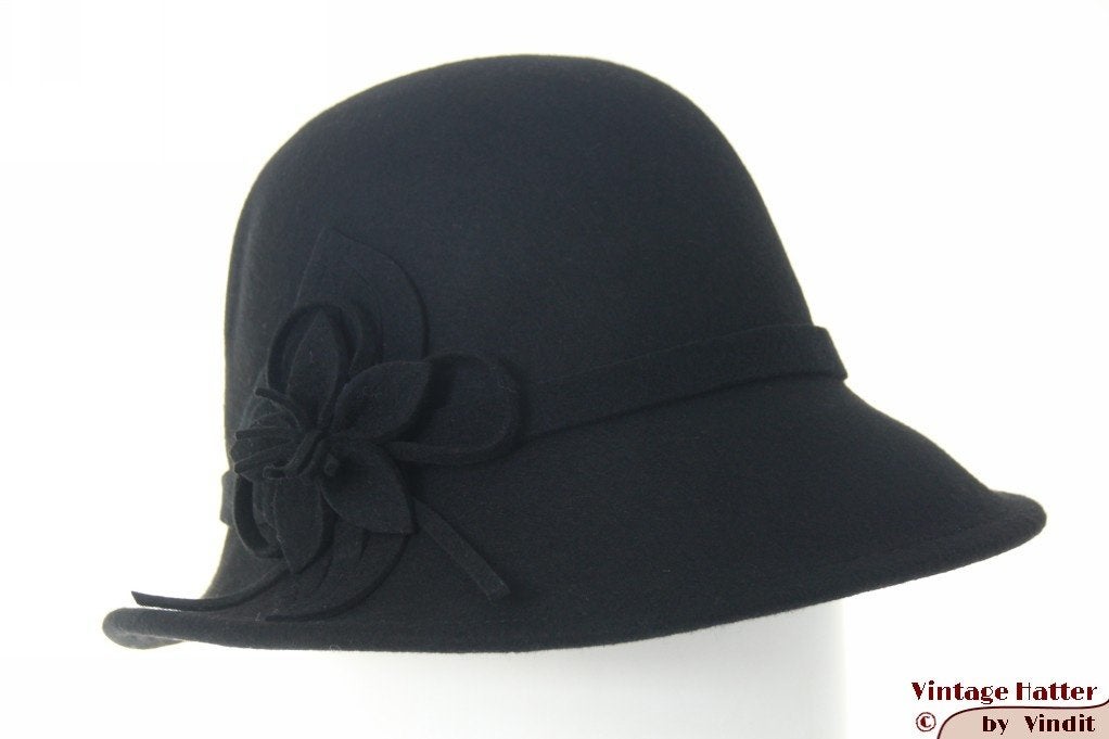 Dames dophoed Hawkins zwart vilt met vilten bloem 55-57 new, Hoed, Hawkins, Nieuw, One size fits all
