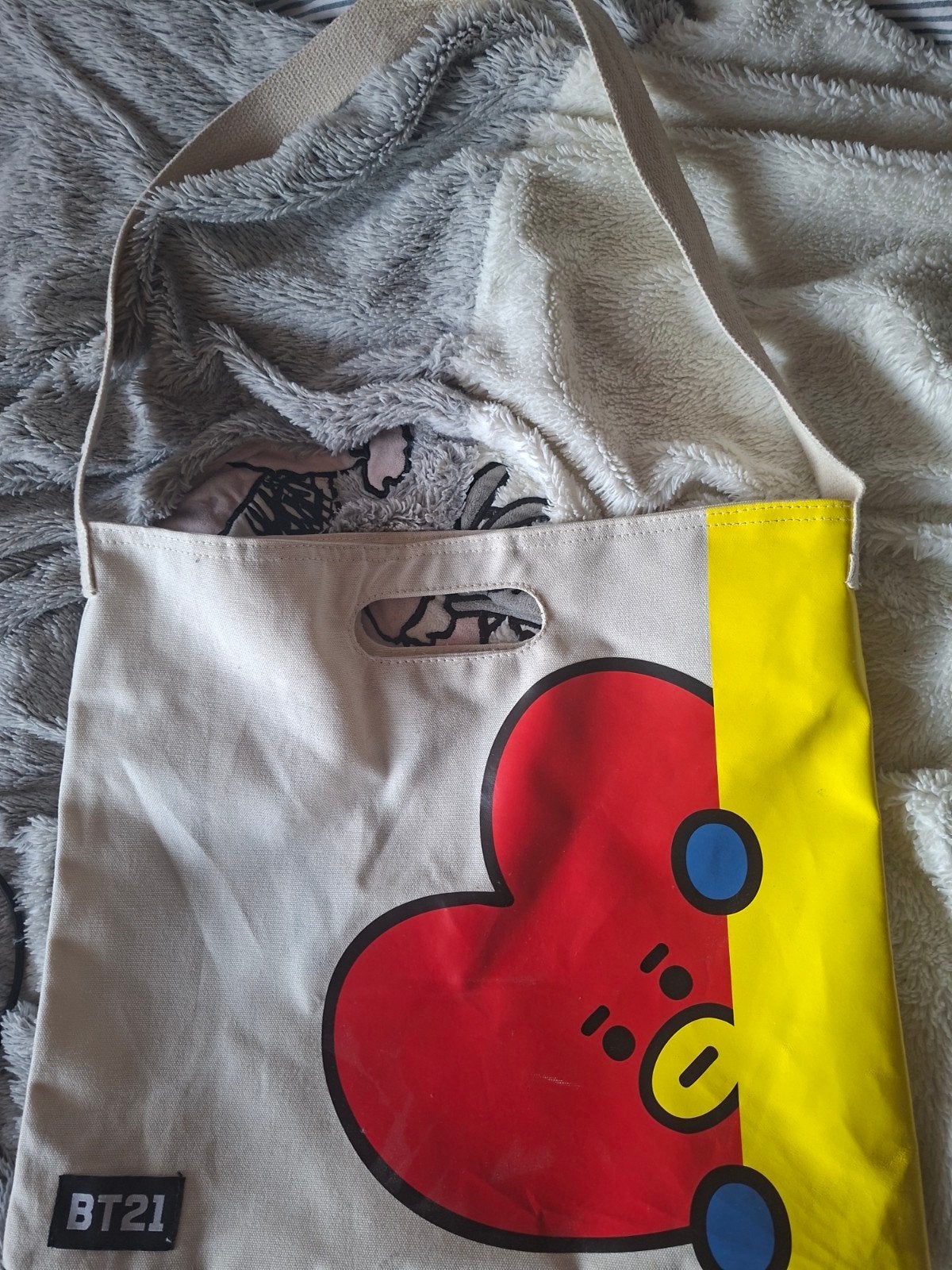 BTS BT21 tas Tata, Ophalen of Verzenden, Gebruikt, Overige kleuren, Schoudertasje